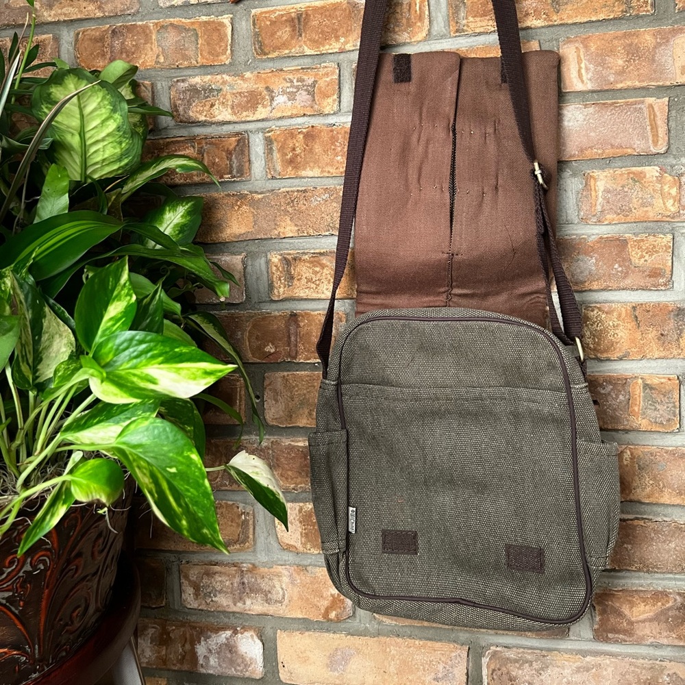 BNWT XIU TOTE STYLE BAG WITH VELCRO FLAP AND 6 POCKETS! - Picture 6 of 8